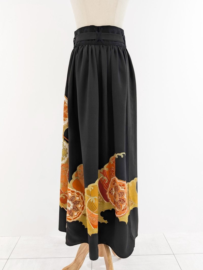 画像35: 【牡丹×丸に剣片食紋】黒留袖オーバースカートセットアップ - Directed Waist - (35)
