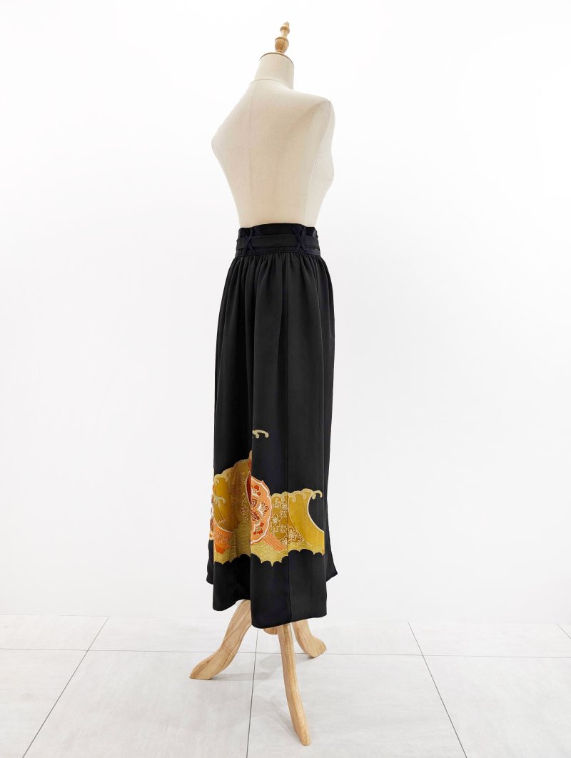 画像38: 【牡丹×丸に剣片食紋】黒留袖オーバースカートセットアップ - Directed Waist - (38)