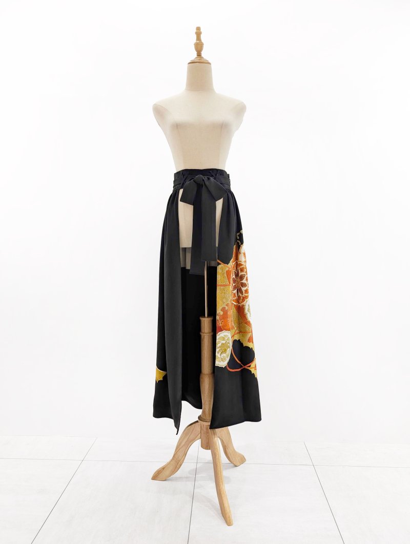 画像27: 【牡丹×丸に剣片食紋】黒留袖オーバースカートセットアップ - Directed Waist - (27)