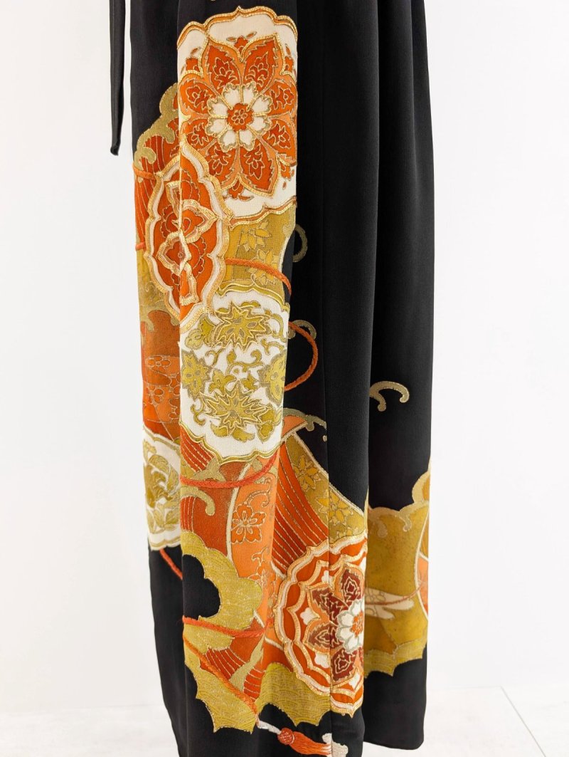 画像32: 【牡丹×丸に剣片食紋】黒留袖オーバースカートセットアップ - Directed Waist - (32)