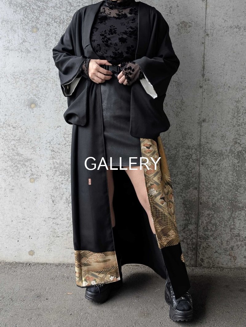 画像2: 【金箔飛鶴×丸に岩の角字紋】落款付き黒留袖オーバースカートセットアップ (2)