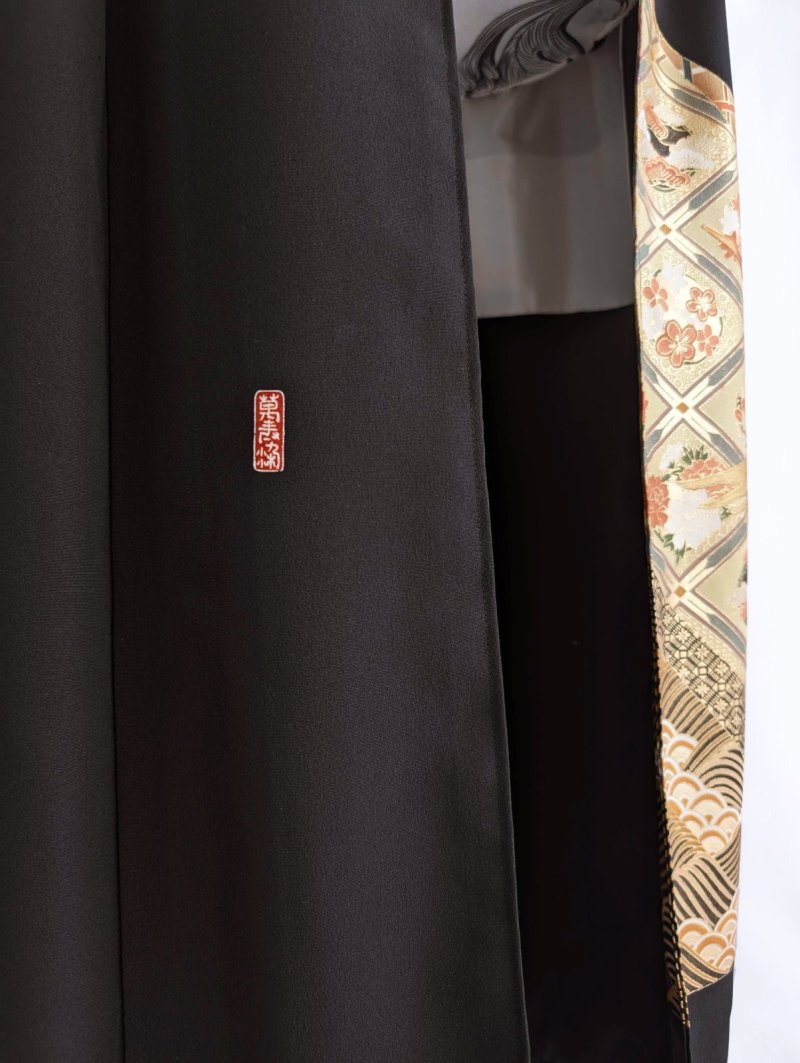 画像25: 【金箔飛鶴×丸に岩の角字紋】落款付き黒留袖オーバースカートセットアップ (25)