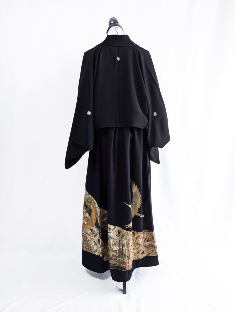 画像12: 【金箔飛鶴×丸に岩の角字紋】落款付き黒留袖オーバースカートセットアップ (12)