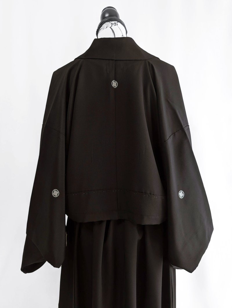 画像13: 【金箔飛鶴×丸に岩の角字紋】落款付き黒留袖オーバースカートセットアップ (13)