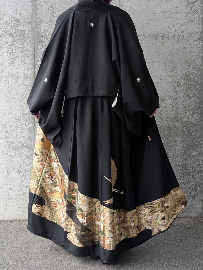 画像3: 【金箔飛鶴×丸に岩の角字紋】落款付き黒留袖オーバースカートセットアップ (3)