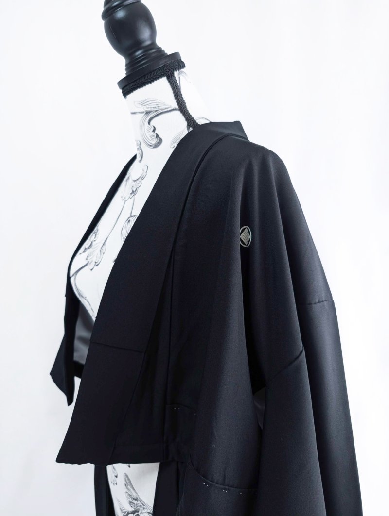 画像9: 【金箔飛鶴×丸に岩の角字紋】落款付き黒留袖オーバースカートセットアップ (9)