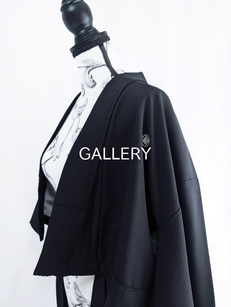 画像9: 【金箔飛鶴×丸に岩の角字紋】落款付き黒留袖オーバースカートセットアップ (9)