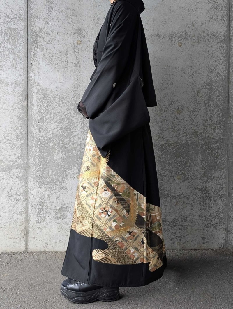 画像4: 【金箔飛鶴×丸に岩の角字紋】落款付き黒留袖オーバースカートセットアップ (4)