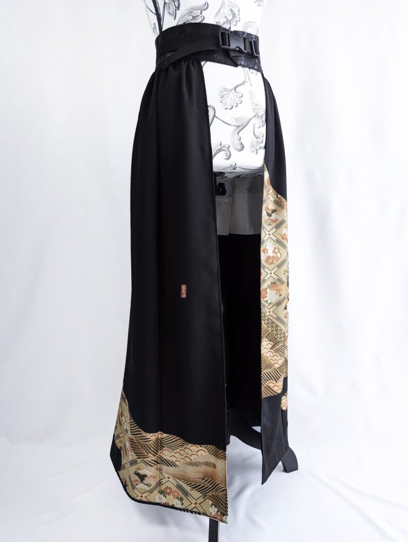 画像26: 【金箔飛鶴×丸に岩の角字紋】落款付き黒留袖オーバースカートセットアップ (26)