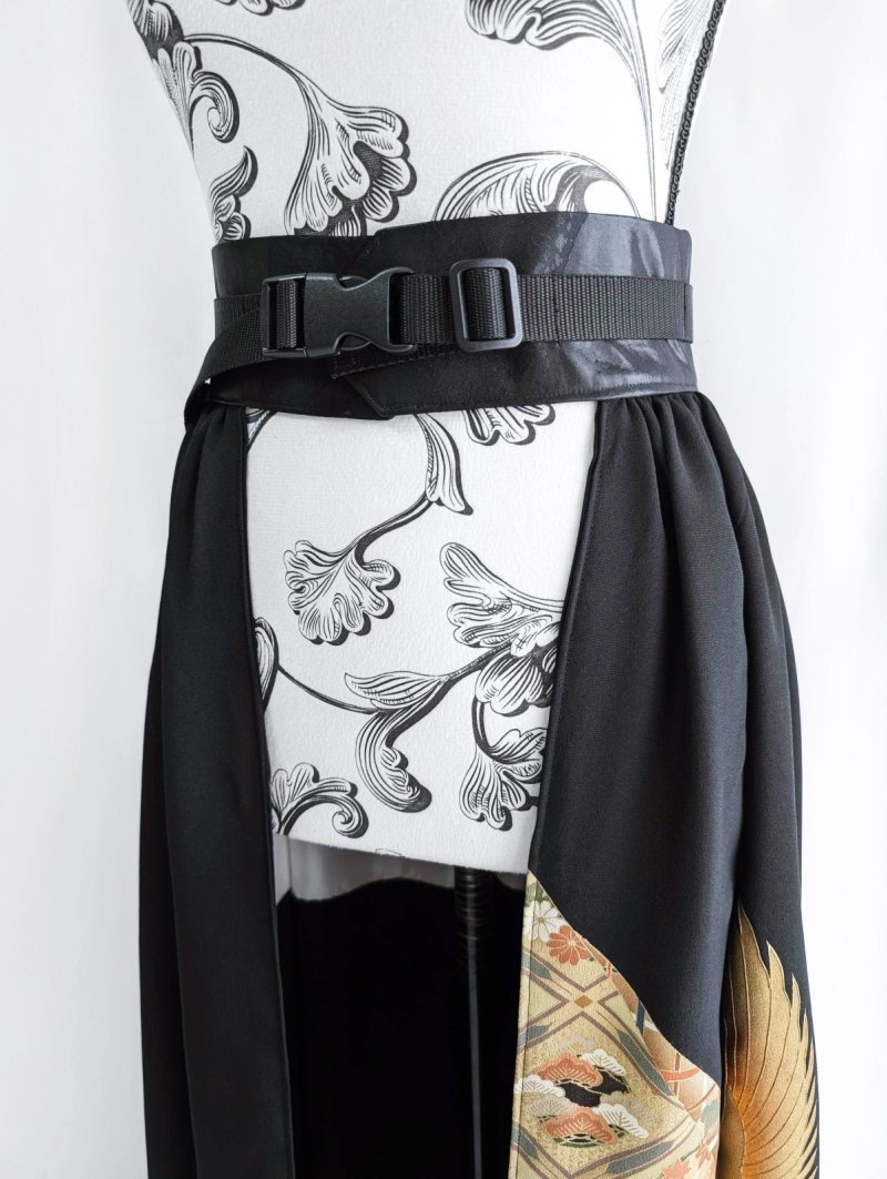 画像18: 【金箔飛鶴×丸に岩の角字紋】落款付き黒留袖オーバースカートセットアップ (18)