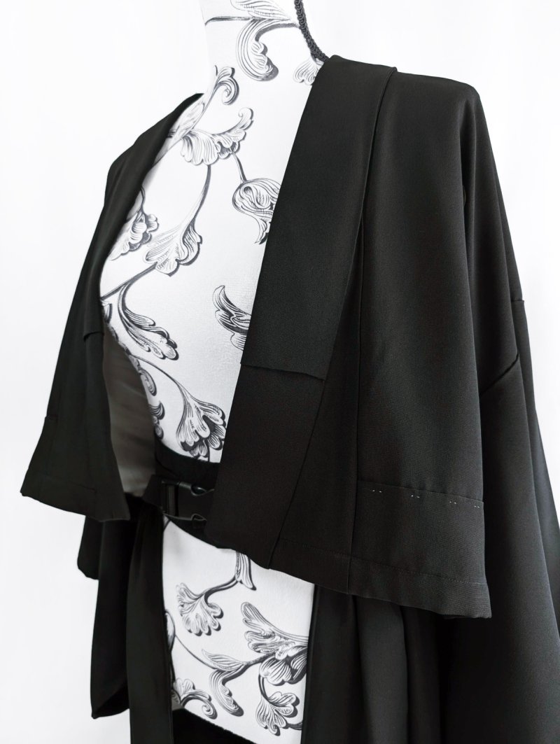 画像8: 【金箔飛鶴×丸に岩の角字紋】落款付き黒留袖オーバースカートセットアップ (8)