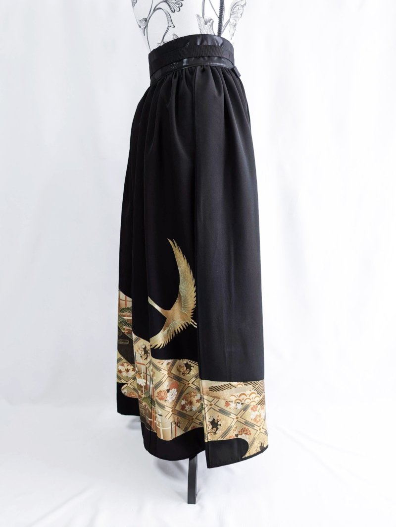 画像22: 【金箔飛鶴×丸に岩の角字紋】落款付き黒留袖オーバースカートセットアップ (22)