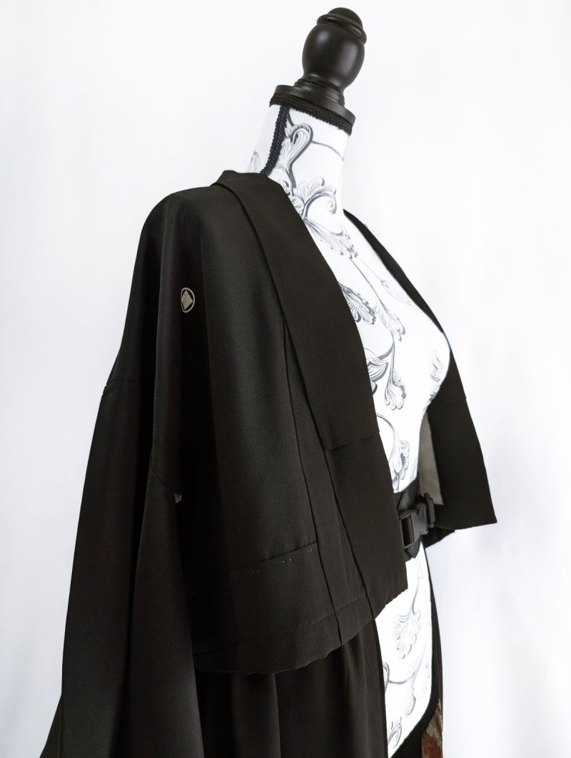 画像16: 【金箔飛鶴×丸に岩の角字紋】落款付き黒留袖オーバースカートセットアップ (16)