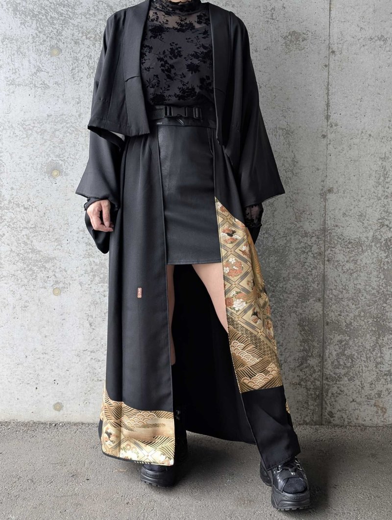 画像1: 【金箔飛鶴×丸に岩の角字紋】落款付き黒留袖オーバースカートセットアップ (1)