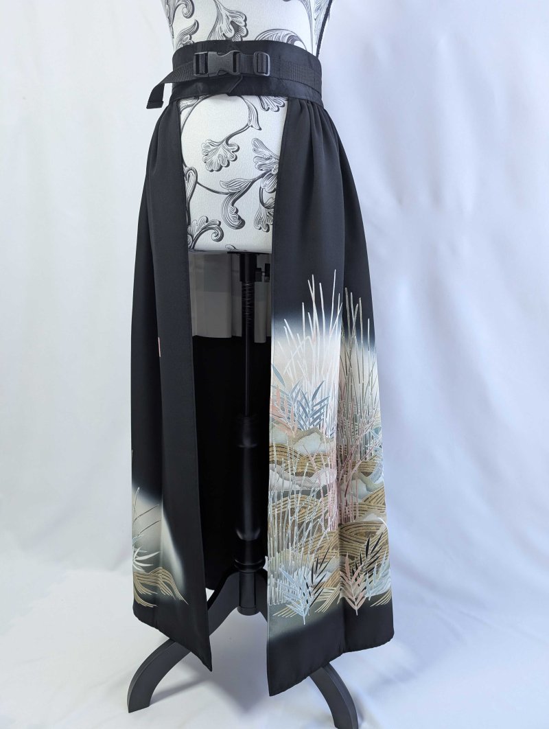 画像20: 【片喰紋×流水に竹や葦】落款付き黒留袖オーバースカートセットアップ (20)