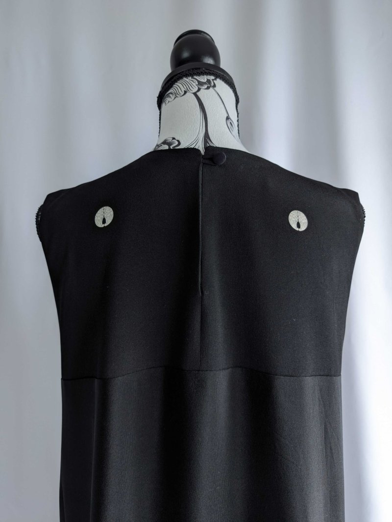 画像18: 【抱き茗荷紋×菊重ね】黒留袖ワンピース＆フリルスリーブ (18)