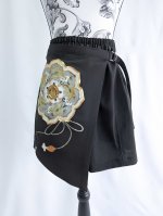 画像13: 【金駒鏡裏文×丸に梅鉢紋】黒留袖ショートパンツセットアップ＆オーバースカート (13)