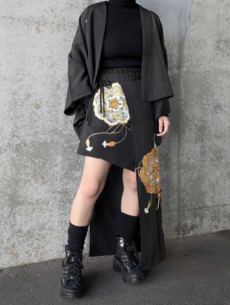 画像9: 【金駒鏡裏文×丸に梅鉢紋】黒留袖ショートパンツセットアップ＆オーバースカート (9)