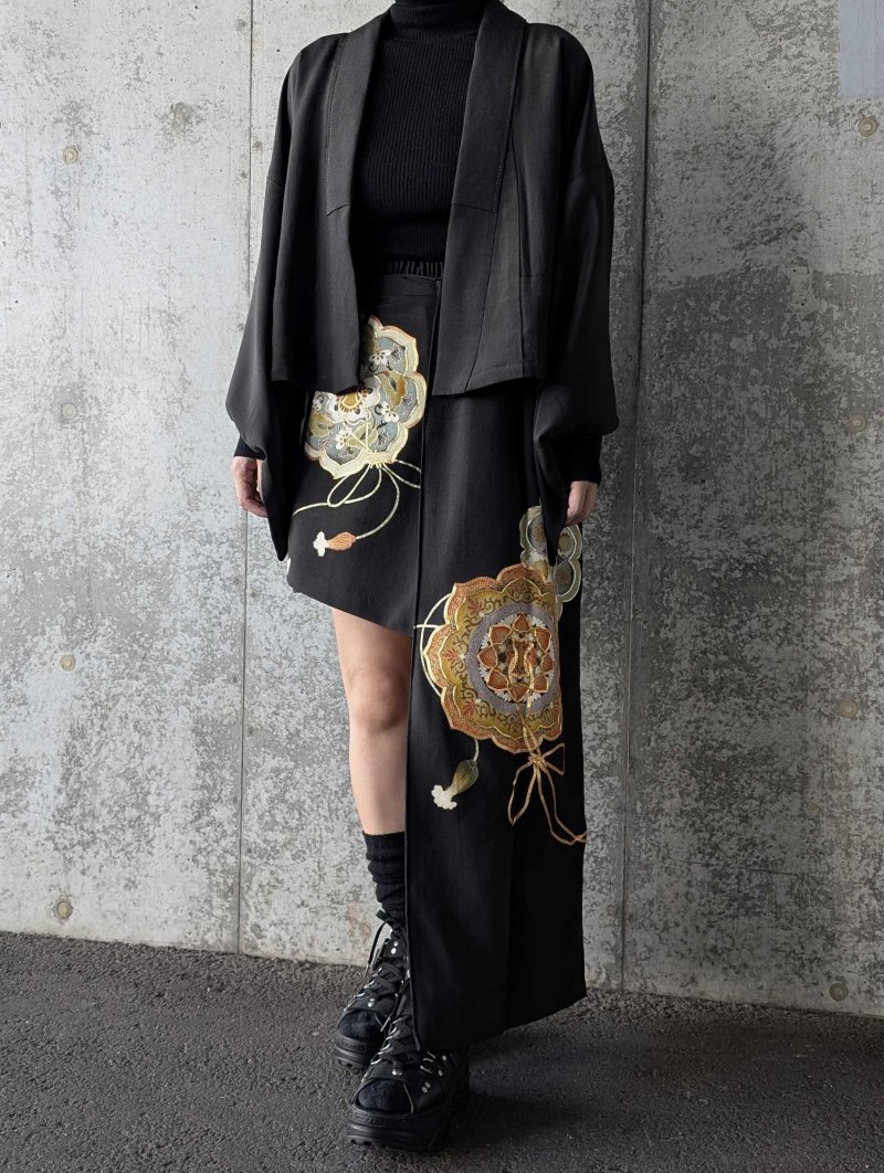 画像1: 【金駒鏡裏文×丸に梅鉢紋】黒留袖ショートパンツセットアップ＆オーバースカート (1)