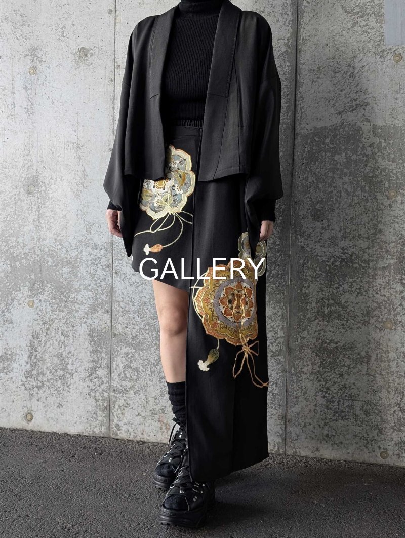 画像1: 【金駒鏡裏文×丸に梅鉢紋】黒留袖ショートパンツセットアップ＆オーバースカート (1)