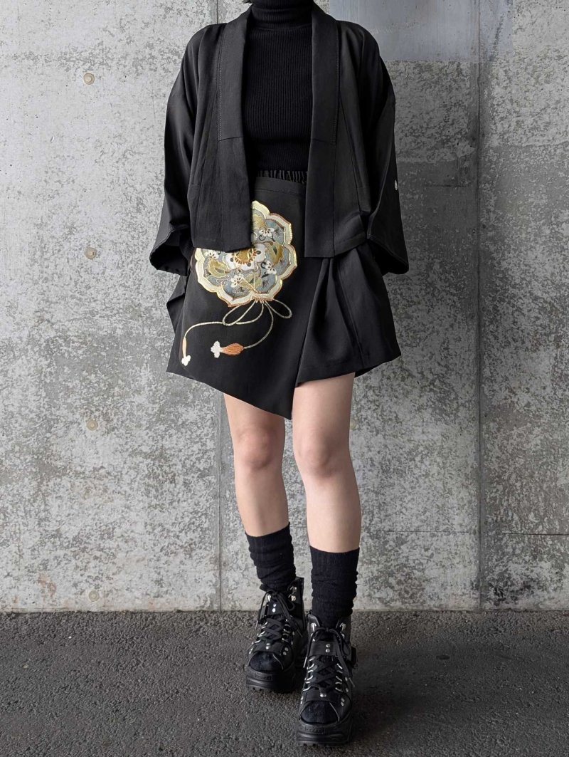 画像11: 【金駒鏡裏文×丸に梅鉢紋】黒留袖ショートパンツセットアップ＆オーバースカート (11)