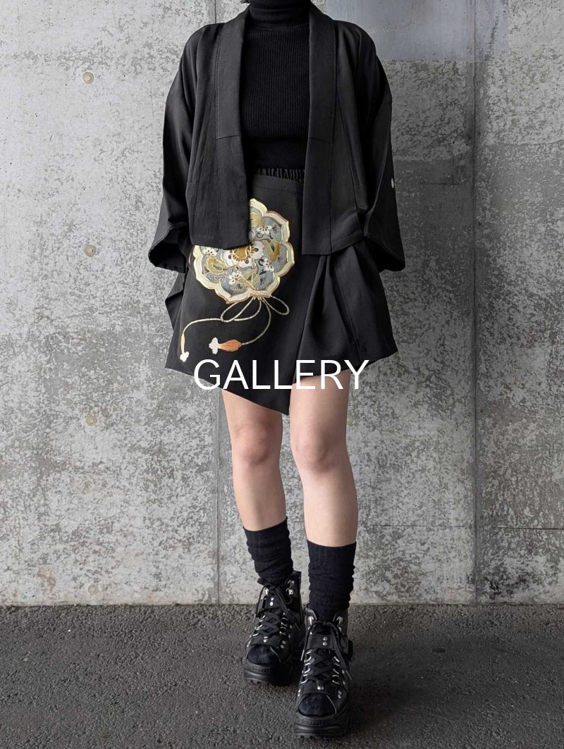 画像11: 【金駒鏡裏文×丸に梅鉢紋】黒留袖ショートパンツセットアップ＆オーバースカート (11)