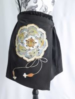 画像17: 【金駒鏡裏文×丸に梅鉢紋】黒留袖ショートパンツセットアップ＆オーバースカート (17)