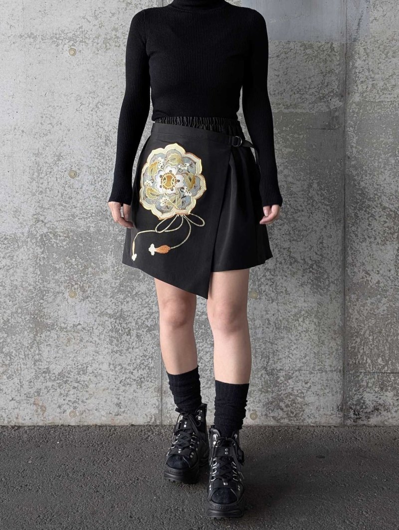 画像10: 【金駒鏡裏文×丸に梅鉢紋】黒留袖ショートパンツセットアップ＆オーバースカート (10)