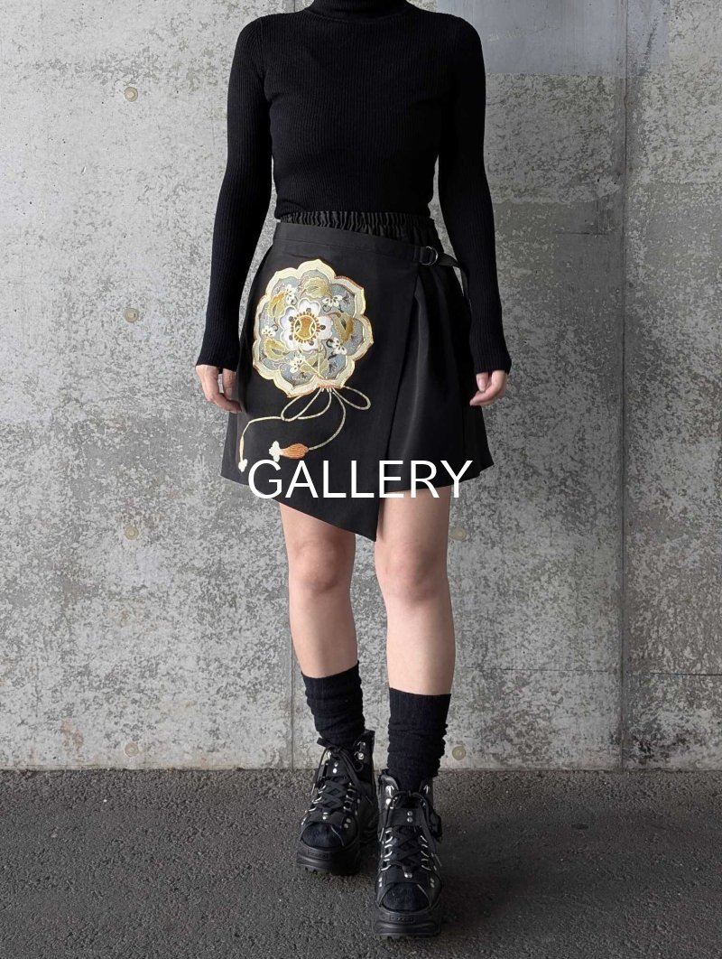 画像10: 【金駒鏡裏文×丸に梅鉢紋】黒留袖ショートパンツセットアップ＆オーバースカート (10)