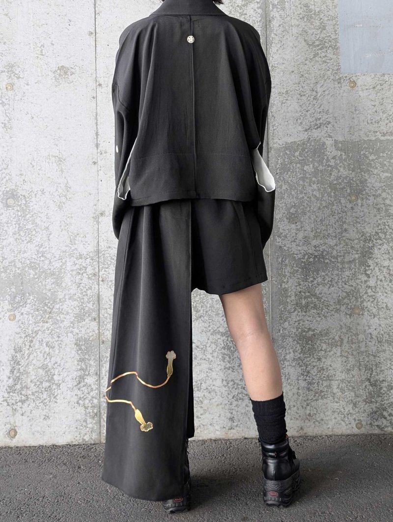 画像5: 【金駒鏡裏文×丸に梅鉢紋】黒留袖ショートパンツセットアップ＆オーバースカート (5)