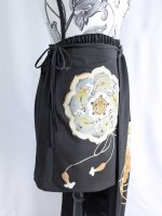 画像27: 【金駒鏡裏文×丸に梅鉢紋】黒留袖ショートパンツセットアップ＆オーバースカート (27)
