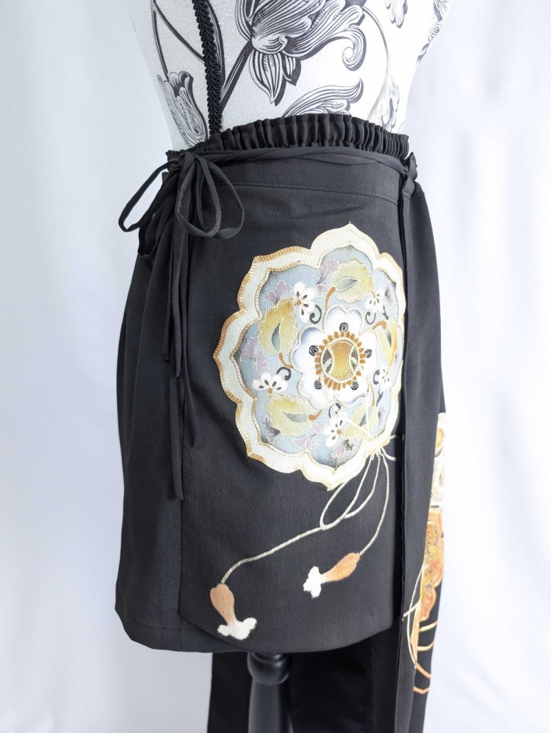 画像27: 【金駒鏡裏文×丸に梅鉢紋】黒留袖ショートパンツセットアップ＆オーバースカート (27)