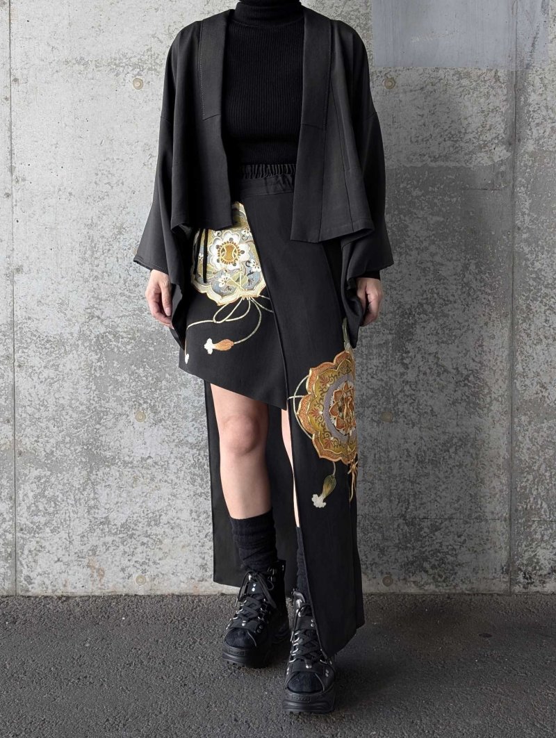 画像7: 【金駒鏡裏文×丸に梅鉢紋】黒留袖ショートパンツセットアップ＆オーバースカート (7)