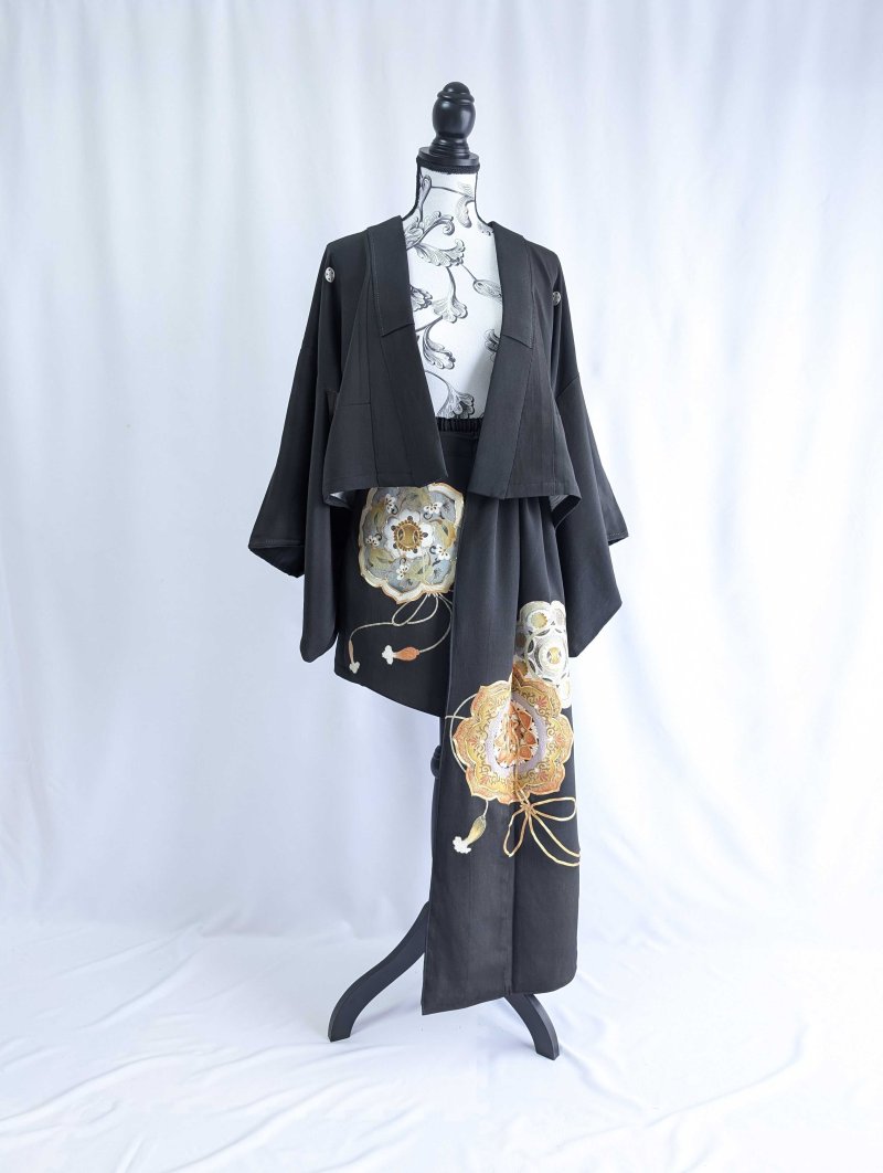 画像28: 【金駒鏡裏文×丸に梅鉢紋】黒留袖ショートパンツセットアップ＆オーバースカート (28)