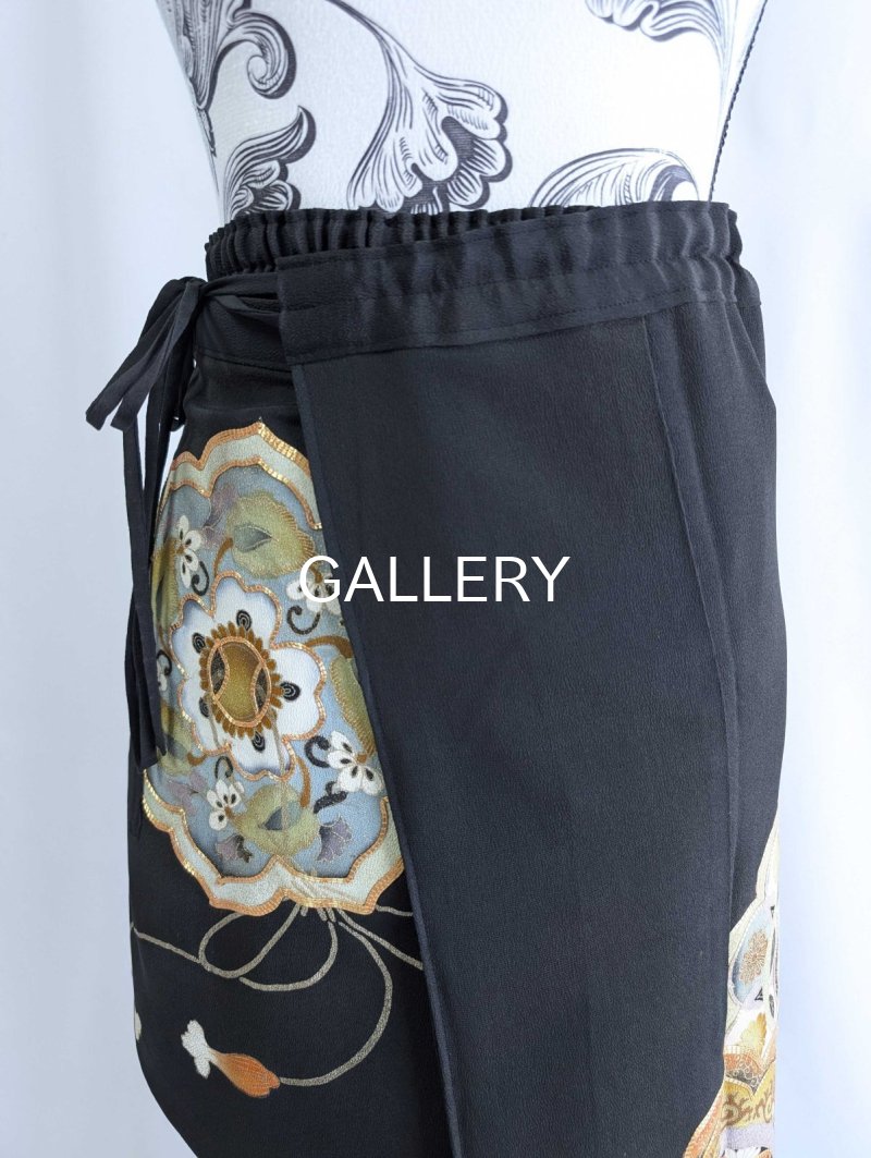 画像36: 【金駒鏡裏文×丸に梅鉢紋】黒留袖ショートパンツセットアップ＆オーバースカート (36)