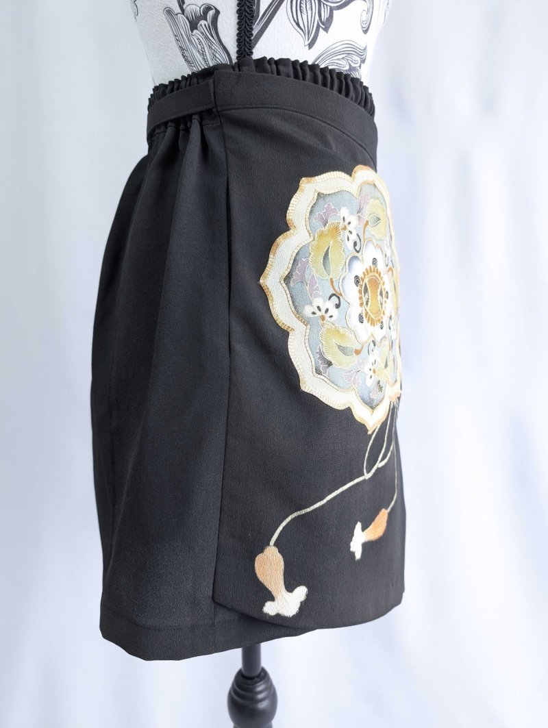 画像16: 【金駒鏡裏文×丸に梅鉢紋】黒留袖ショートパンツセットアップ＆オーバースカート (16)