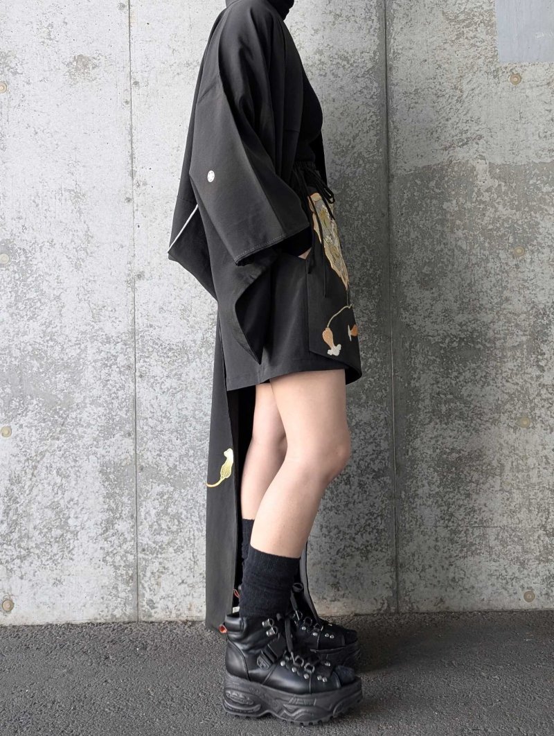 画像4: 【金駒鏡裏文×丸に梅鉢紋】黒留袖ショートパンツセットアップ＆オーバースカート (4)