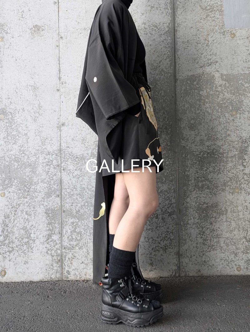 画像4: 【金駒鏡裏文×丸に梅鉢紋】黒留袖ショートパンツセットアップ＆オーバースカート (4)