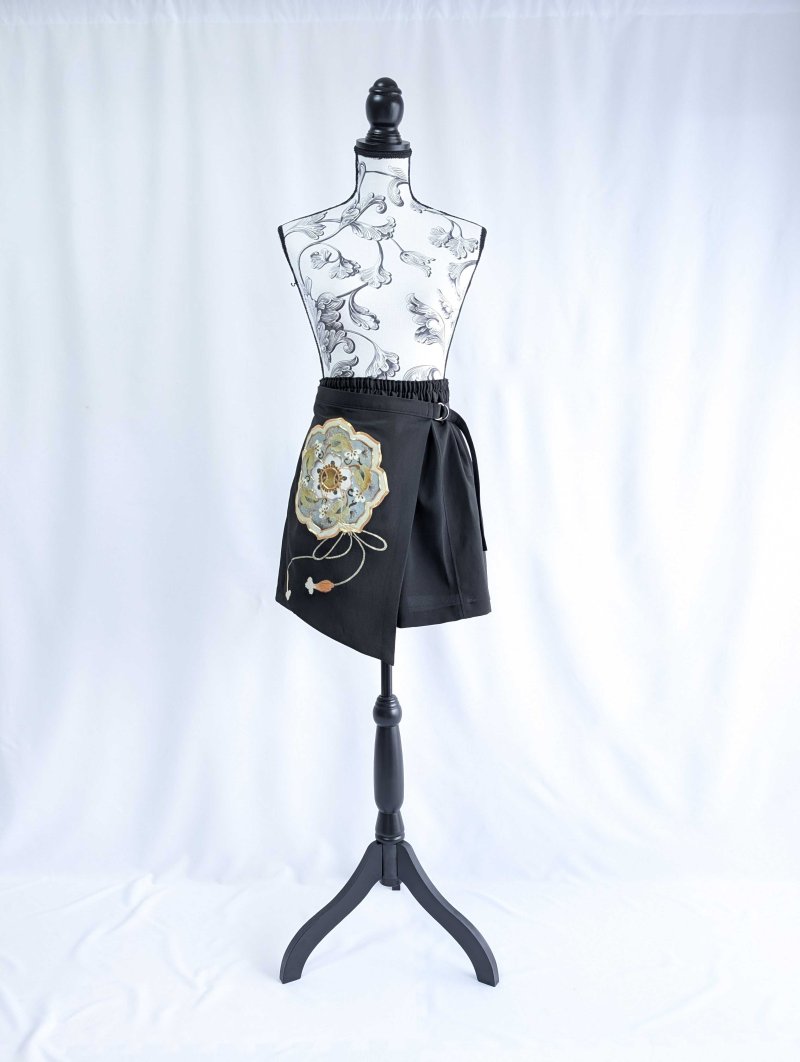 画像12: 【金駒鏡裏文×丸に梅鉢紋】黒留袖ショートパンツセットアップ＆オーバースカート (12)