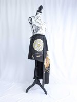 画像26: 【金駒鏡裏文×丸に梅鉢紋】黒留袖ショートパンツセットアップ＆オーバースカート (26)