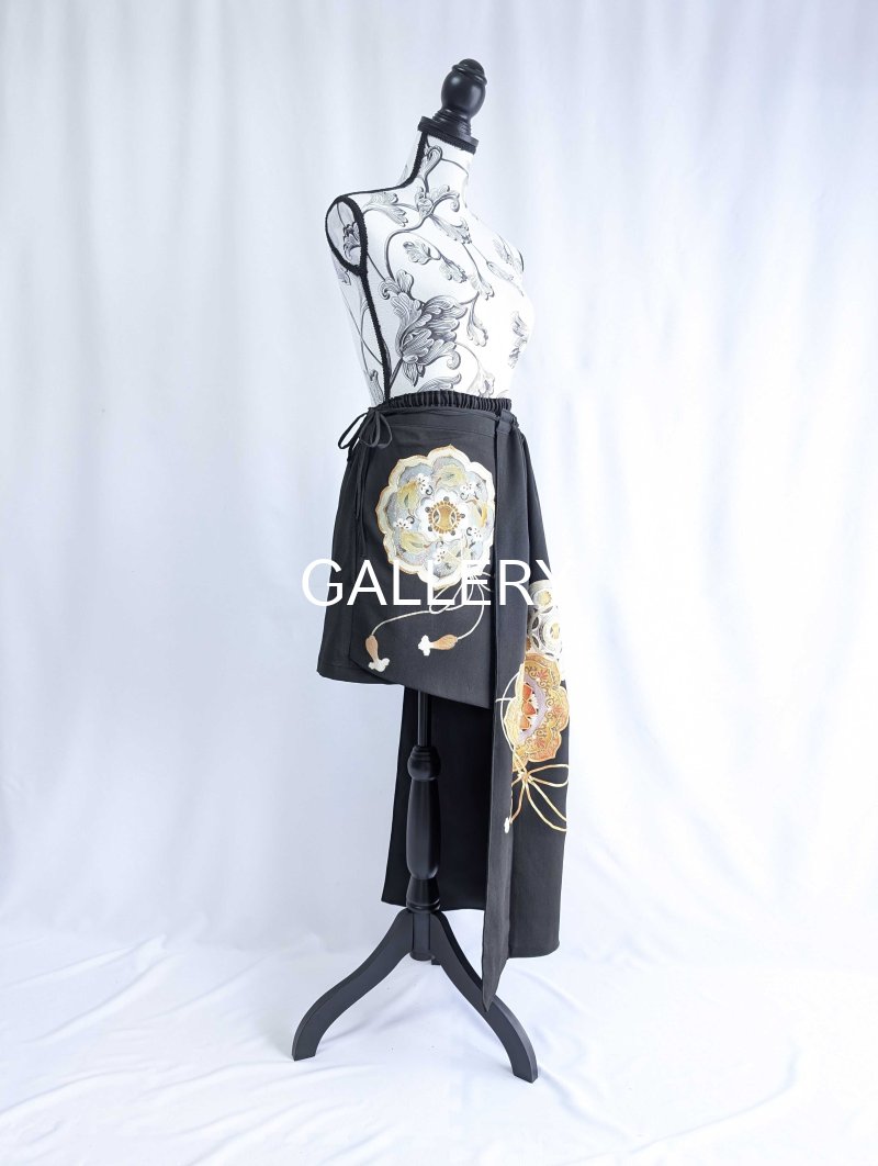 画像26: 【金駒鏡裏文×丸に梅鉢紋】黒留袖ショートパンツセットアップ＆オーバースカート (26)
