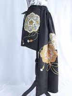 画像20: 【金駒鏡裏文×丸に梅鉢紋】黒留袖ショートパンツセットアップ＆オーバースカート (20)