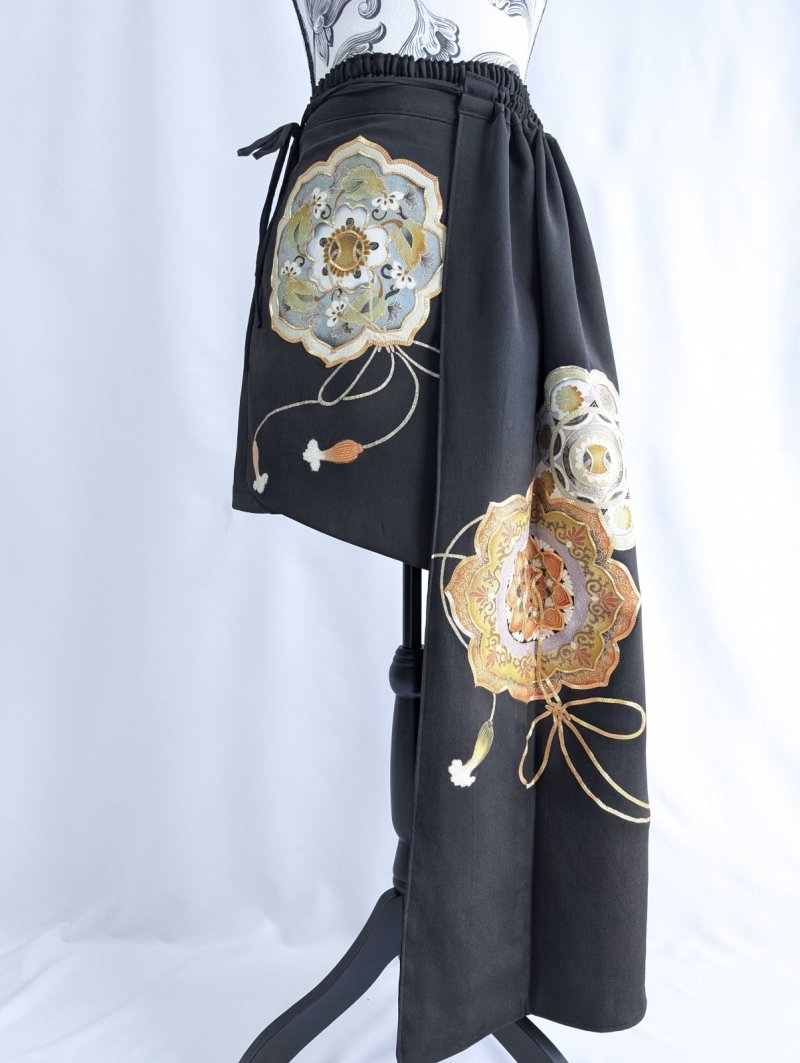 画像20: 【金駒鏡裏文×丸に梅鉢紋】黒留袖ショートパンツセットアップ＆オーバースカート (20)