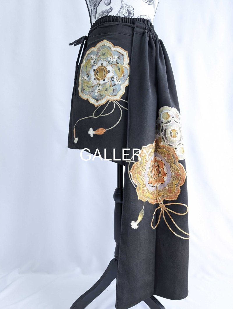 画像20: 【金駒鏡裏文×丸に梅鉢紋】黒留袖ショートパンツセットアップ＆オーバースカート (20)