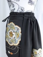 画像22: 【金駒鏡裏文×丸に梅鉢紋】黒留袖ショートパンツセットアップ＆オーバースカート (22)