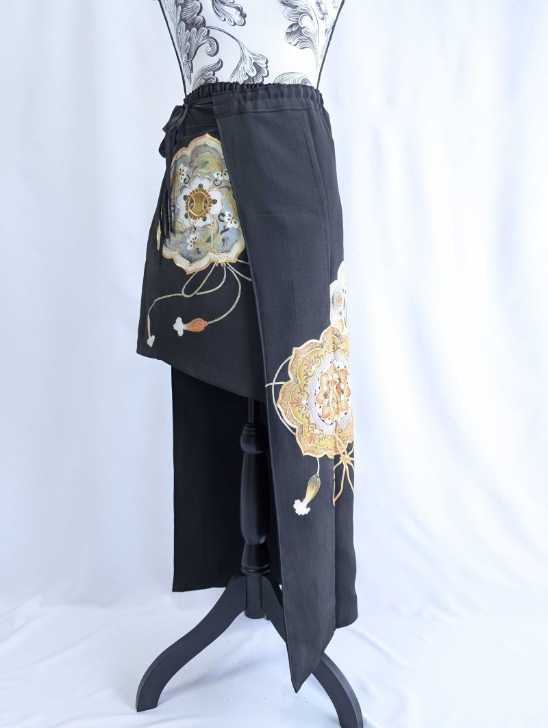 画像35: 【金駒鏡裏文×丸に梅鉢紋】黒留袖ショートパンツセットアップ＆オーバースカート (35)