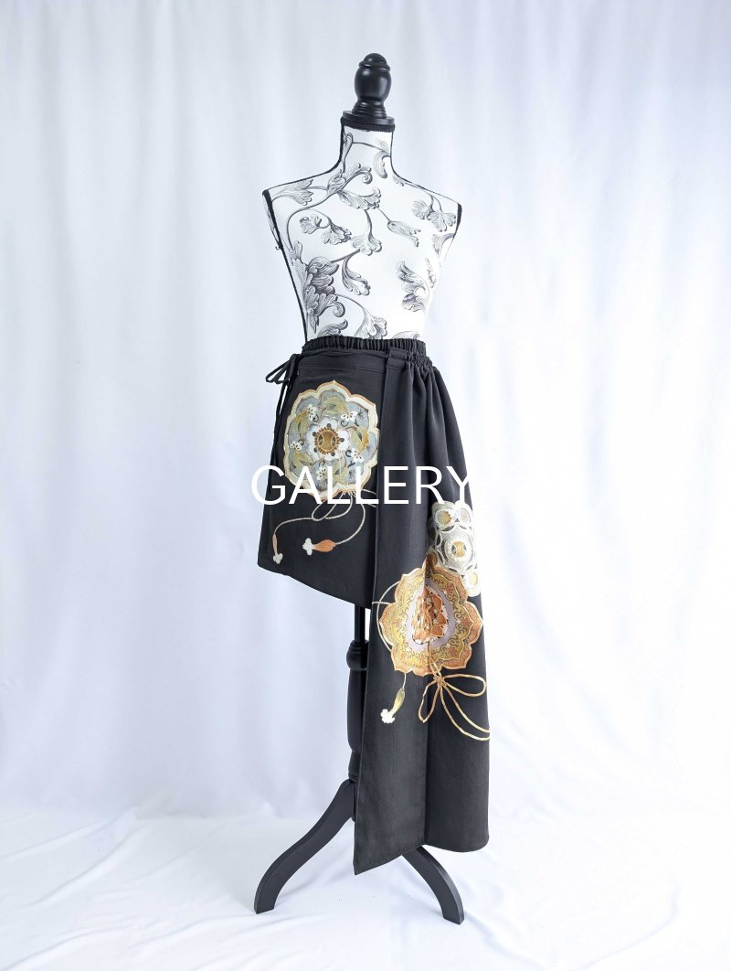 画像19: 【金駒鏡裏文×丸に梅鉢紋】黒留袖ショートパンツセットアップ＆オーバースカート (19)