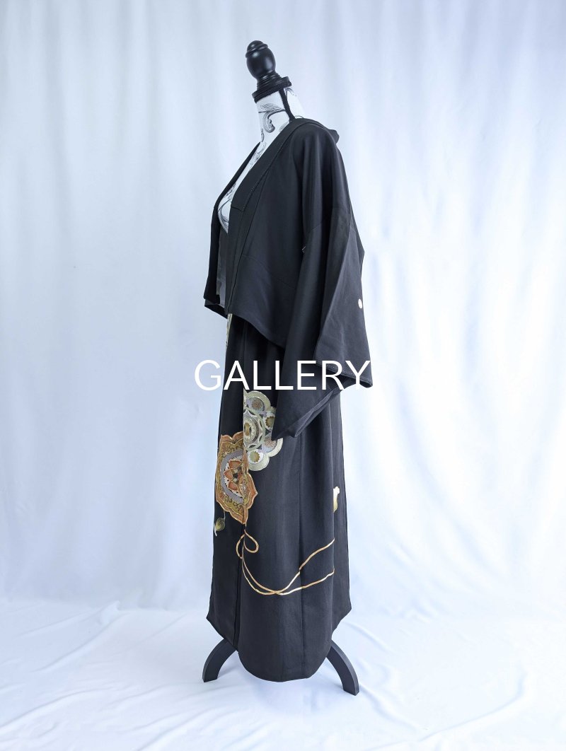 画像30: 【金駒鏡裏文×丸に梅鉢紋】黒留袖ショートパンツセットアップ＆オーバースカート (30)