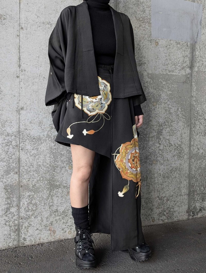 画像3: 【金駒鏡裏文×丸に梅鉢紋】黒留袖ショートパンツセットアップ＆オーバースカート (3)