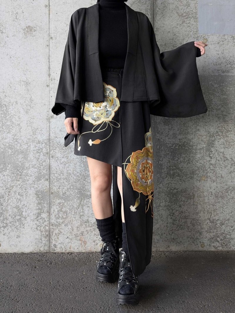 画像2: 【金駒鏡裏文×丸に梅鉢紋】黒留袖ショートパンツセットアップ＆オーバースカート (2)